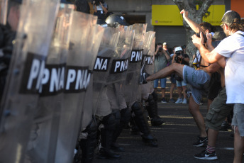 Buenos Aires, Argentina.- En las fotos tomadas el 31 de enero del 2024, efectivos de la Gendarmería y de la Policía Federal intervinieron para desalojar a manifestantes de agrupaciones políticas de izquierda y de organizaciones sociales ubicados frente al Congreso Nacional, con el objetivo de liberar la vía pública que habían ocupado como parte de la protesta contra los proyectos impulsados por el Gobierno.