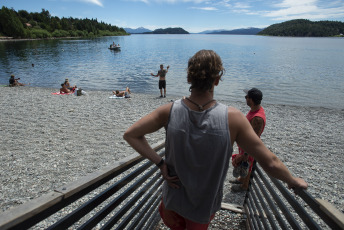 Bariloche, Argentina.- En las fotos tomadas el 29 de enero del 2024, las personas pasan tiempo al aire libre en medio de una ola de calor que afecta gran parte del país. La provincia de Mendoza, gran parte de Neuquén, Río Negro, localidades del este de La Pampa y de San Luis, y el sur de Buenos Aires se encuentran bajo alerta roja por calor extremo, el máximo nivel dispuesto por el Servicio Meteorológico Nacional, con temperaturas máximas que pueden llegar a los 38 grados.