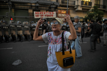 Buenos Aires, Argentina.- En las fotos tomadas el 31 de enero del 2024, efectivos de la Gendarmería y de la Policía Federal intervinieron para desalojar a manifestantes de agrupaciones políticas de izquierda y de organizaciones sociales ubicados frente al Congreso Nacional, con el objetivo de liberar la vía pública que habían ocupado como parte de la protesta contra los proyectos impulsados por el Gobierno.