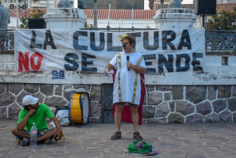 Jujuy, Argentina.- En las fotos tomadas el 30 de enero del 2024, asamblea de artistas, estudiantes y trabajadores de la cultura de Jujuy realizaron una jornada de protesta contra el proyecto de ley "Bases", que será debatido este miércoles en la Cámara de Diputados de la Nación.