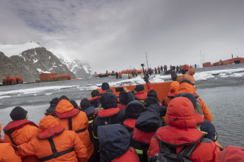 Antártida- En la foto tomada el 6 de enero de 2024, el rompehielos ARA Almirante Irízar llegó el sábado a la primera base antártica argentina Orcadas, en el marco de la Campaña Antártica de Verano (CAV), donde desembarcó víveres y parte de la nueva dotación que reemplazará a la saliente y personal científico, a la vez que replegó parte de la dotación que invernó este año en una operación que duró tres horas. Ubicada en la isla Laurie, entre la bahía Scotia y bahía Uruguay, debajo del paralelo 60° Sur que marca el ingreso al Sector Antártico Argentino y a más de 3.000 kilómetros de la Ciudad de Buenos Aires, desde donde partió el Irízar, la Base Orcadas recibió a diez nuevas personas que invernarán y replegó otras diez.