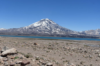 Mendoza, Argentina.- En la foto del 20 de enero de 2024, con la reapertura del camino que sólo se habilita en verano, abrió este sábado el circuito de Laguna del Diamante con sus dos riquezas naturales: el espejo de agua y el volcán Maipo, que conforman uno de los tesoros turísticos más bellos de Mendoza, Argentina.