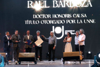 Corrientes- En la foto del 13 de enero de 2024, comenzó la 33° Fiesta Nacional del Chamamé, celebración Mundial que se llevara a cabo durante 10 noches en el Anfiteatro Mario del Tránsito Cocomarola en la ciudad de Corrientes. Un hecho destacado de la primer noche fue la declaración como Doctor Honoris Causa del exímio músico chamamecero Raúl Barboza.