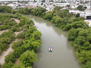 Rawson- En la foto tomada el 7 de enero de 2024, los bomberos voluntarios de Rawson buscan desde el jueves a un adolescente de 13 años desaparecido en aguas del río Chubut, en la zona del barrio capitalino General Valle. Tras cumplirse un día de la desaparición del menor de 13 años en el río Chubut, la fiscal jefe de Rawson, Florencia Gómez, solicitó que el personal de Prefectura Naval Argentina se sume a los Bomberos Voluntarios, Policía del Chubut, Protección Civil, el cuerpo de Guardavidas y GEOP que continúan abocados a la intensa búsqueda.