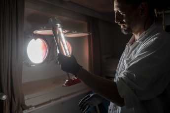 Antártida.- En la foto tomada el 6 de enero de 2024, muestras de uno de los laboratorios del buque Almirante Irízar camino hacia la Antártida Argentina. Los microplásticos, compuestos por químicos contaminantes, se encuentran en todos los mares del mundo y por la circulación marina se le adhieren otras sustancias como pesticidas que llegan desde tierra, lo que produce una "bioacumulación" de estos productos tóxicos en la cadena trófica, que va "desde el plancton", alimento de algunos peces, "al plato de los comensales", explicó el biólogo Emiliano Hines mientras recogía muestras de agua desde uno de los laboratorios del buque Almirante Irízar camino hacia la Antártida Argentina. El biólogo de la Universidad Nacional de Mar del Plata, becario del Conicet e integrante del equipo del Instituto de Investigaciones Marinas y Costeras (IIMyC), trabaja junto a otro científico en el marco del proyecto Nutec Plastics que se realiza durante la Campaña Antártica de Verano (CAV) para detectar la presencia de microplásticos por primera vez desde el Río de La Plata hasta la Antártida a bordo del Irízar.