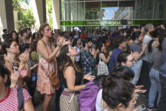 Buenos Aires, Argentina.- En las fotos tomadas el 17 de enero del 2024, trabajadores del Consejo Nacional de Investigaciones Científicas y Técnicas (Conicet) realizan una "asamblea y ruidazo" en el Polo Científico para denunciar "despidos" en el sector administrativo. Las organizaciones que representan a los investigadores, reclaman contra el ajuste en Consejo, que no resolvió dar los resultados de becas ni promociones hasta que se apruebe el nuevo presupuesto.