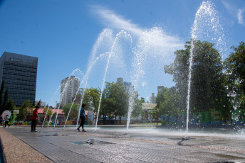 Neuquén, Argentina.- En las fotos tomadas el 17 de enero del 2024, muestra la capital de Neuquén en medio de una nueva jornada de calor. Neuquén se ubicó como la ciudad más calurosa del país este miércoles, registrando temperaturas cercanas a los 38 grados centígrados, según informó la Autoridad Interjurisdiccional de Cuencas (AIC). Además, dos ciudades de Río Negro y otra de Chubut quedaron en el top 5 nacional.