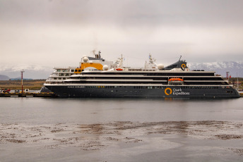 Ushuaia, Argentina.- En las fotos tomadas el 15 de enero del 2024, cuatro cruceros turísticos, uno de ellos de gran porte, llegaron al muelle del puerto de la ciudad de Ushuaia, en otra jornada de gran congestión de embarcaciones y dentro de una temporada en la que se aguardan 250 mil cruceristas, según confirmaron fuentes oficiales del gobierno de Tierra del Fuego, quienes además afirmaron que habrá un total de 733 recaladas (llegadas de cruceros a los puertos).