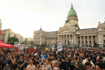 Buenos Aires.- En la foto tomada el 10 de enero de 2024, diferentes sectores de la cultura se convocaron en la Plaza del Congreso, con un denominado "Musicazo" para alertar sobre el impacto negativo para el sector de las modificaciones incluidas en la ley de "Bases y Puntos de Partida para la Libertad de los Argentinos", dado que "se incluye el desfinanciamiento del Instituto Nacional de la Música (INaMu) y la eliminación del Fondo Nacional de las Artes (FNA)".