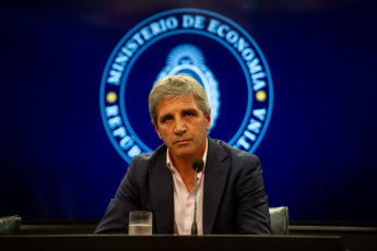 Buenos Aires.- En la foto tomada el 10 de enero de 2024, el ministro de Economía, Luís Caputo, indicó hoy que se ha logrado "reflotar el Acuerdo de Facilidades Ampliadas caído con el Fondo Monetario Internacional", sostuvo que no se trata de "un acuerdo nuevo" con el organismo e informó que el desembolso que recibirá la Argentina será "para pagar los vencimientos de capital correspondientes a diciembre, enero y abril".