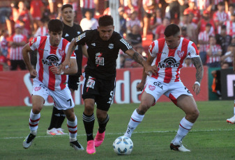 Córdoba, Argentina.- En las fotos tomadas el 25 de enero del 2024, durante el partido entre Deportivo Riestra e Instituto en la primera fecha de la zona A de la Copa de la Liga Profesional en el estadio Monumental de Alta Córdoba. La "Gloria" y el "Malevo" empataron 0 a 0. El local estuvo más cerca pese a jugar con 10 desde los 39 minutos del primer tiempo por la expulsión de Gregorio Rodríguez.