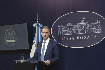 Buenos Aires, Argentina.- En las fotos tomadas el 2 de enero del 2024, el vocero presidencial, Manuel Adorni, brinda una conferencia de prensa. Adorni, anunció que el Gobierno recibirá el jueves (4) a una comitiva del Fondo Monetario Internacional (FMI) para abordar el acuerdo firmado en su momento por el país con el organismo multilateral de crédito.