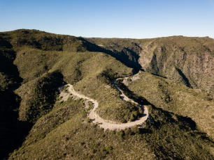 Córdoba, Argentina.- En la foto tomada el 23 de enero de 2024, los volcanes de Pocho, una cadena de cráteres de la era cenozoica enclavada en el noroeste de la provincia de Córdoba, se proponen como alternativa para los amantes del turismo aventura que gustan de largas caminatas en paisajes insólitos, campamentos y tesoros arqueológicos.