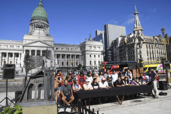 Buenos Aires, Argentina.- En las fotos tomadas el 29 de enero del 2024, miembros de la Unidad Piquetera, asambleas populares y sindicalismo combativo, dieron una conferencia de prensa en la Plaza del Congreso para rechazar la Ley Ómnibus y el protocolo represivo.