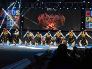 Córdoba, Argentina.- En las fotos tomadas el 24 de enero del 2024, durante la presentación del conjunto de malambo, 'El Ramalazo', en la ciudad cordobesa de Cosquín. El Festival Nacional de Folklore, empezó el sábado 20 de enero y se extiende hasta el domingo 28. Se trata de una de las celebraciones más importantes que se hacen en el país para homenajear la música representativa de los argentinos.