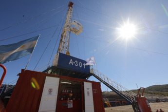 Mendoza, Argentina.- En las fotos tomadas el 29 de enero del 2024, muestra la perforación del pozo exploratorio SR.x-1001 del grupo energético argentino Aconcagua Energía (AE). La AE, anunció un acuerdo con la empresa Impulsa Mendoza SA para incorporar una nueva torre petrolera. Su operación está prevista para el tercer trimestre de este año en la Cuenca Cuyana, con una inversión inicial de 3.1 millones de dólares. El equipo podría ser utilizado en Vaca Muerta, ya que cumple con las condiciones necesarias, indicó la firma.