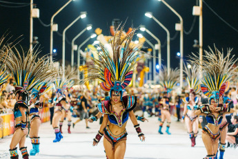 Gualeguaychú- En la foto tomada el 6 de enero de 2024, el famoso carnaval de Gualeguaychú en Entre Ríos. El Gobernador de Entre Ríos, Rogelio Frigerio, junto al intendente local Mauricio Davico inauguraron este sábado el carnaval de Gualeguaychú. “Hay que apoyar el Carnaval porque es parte de nuestra cultura y genera trabajo genuino y de calidad durante todo el año”, destacó Frigerio.