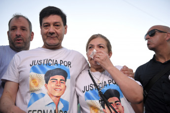 Buenos Aires, Argentina.- En la foto tomada el 18 de enero de 2024, Graciela Sosa, y su esposo, Silvino Báez, durante una concentración y misa interreligiosa en las escalinatas de la Facultad de Derecho de la Universidad de Buenos Aires (UBA), donde recordaron a su hijo Fernando Báez Sosa (18), el joven que fue asesinado a golpes hace cuatro años a la salida de un boliche de Villa Gesell por un grupo de rugbiers.