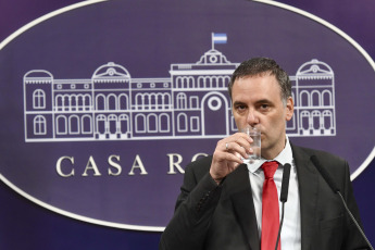 Buenos Aires, Argentina.- En las fotos tomadas el 16 de enero del 2024, el vocero presidencial, Manuel Adorni, brinda una conferencia de prensa en Buenos Aires, Argentina. El presidente Javier Milei, se reunirá este miércoles (17), con motivo de su participación en el Foro Económico Mundial de Davos, en Suiza, con el canciller británico, David Cameron, confirmó hoy Manuel Adorni.