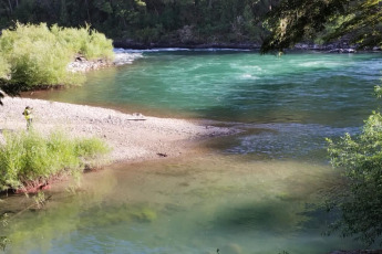 Rio Negro, Argentina.- In the photos taken on January 3, 2024, authorities of the Nahuel Huapi National Park are carrying out the search for a 23-year-old young man from the province of Buenos Aires who disappeared when entering the Manso River-Villegas Section , located in Río Negro in the border area towards Chilean territory.