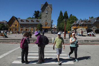 Bariloche, Argentina.- En la foto tomada el 17 de enero de 2024, con un 70 por ciento de ocupación hotelera registrada, la primera quincena de enero dejó en Bariloche un saldo turístico mejor del que empresarios y autoridades preveían (además de revelar a un visitante con nuevas conductas, más propenso a restringir gastos y estadías), aunque no logró despejar la ''preocupación'' del sector privado por la forma en que continuará la temporada.