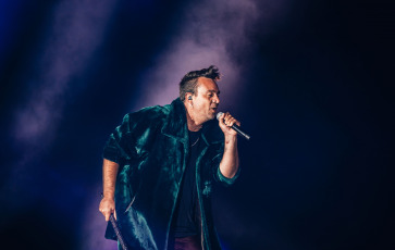 Buenos Aires, Argentina.- En la foto tomada el 20 de enero de 2024, Charpentier Santiago "Chano”, líder de Tan Biónica. La fiesta de regreso y despedida de la banda pop Tan Biónica llegó anoche al estadio mundialista José María Minella de Mar del Plata, donde hizo cantar y bailar a miles de personas.