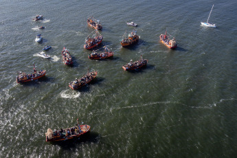 Mar del Plata, Argentina.- En las fotos tomadas el 27 de enero del 2024, la comunidad portuaria de la ciudad de Mar del Plata realizó una nueva edición de la procesión náutica de las tradicionales lanchas amarillas, en la que se homenajeó, como cada año, a los marineros muertos en naufragios, y se bendijeron los frutos de mar, para pedir por una buena pesca para 2024.