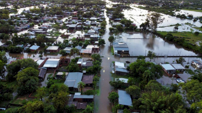 Corrientes.- En la foto tomada el 11 de enero de 2024, con una ruta nacional cortada en dos tramos, evacuaciones y desmoronamientos, el centro y sur de la provincia de Corrientes padece hoy un temporal de lluvia que superó ampliamente sus registros históricos, con marcas de hasta 400 milímetros de agua caída en las últimas horas.