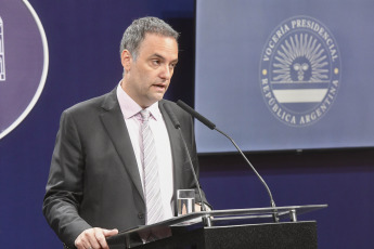 Buenos Aires, Argentina.- En las fotos tomadas el 4 de enero del 2024, el portavoz presidencial, Manuel Adorni, brinda una conferencia de prensa. Adorni, anunció que el Gobierno nacional apelará, mediante un recurso extraordinario a la Corte Suprema de Justicia, el fallo dictado por la Cámara Nacional de Apelaciones del Trabajo en contra de las reformas en materia laboral incluidas en el DNU firmado días atrás por el presidente Javier Milei.