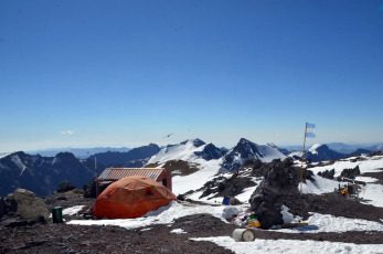 Mendoza, Argentina.- En la foto del 21 de enero de 2024, el servicio de rescate que trabaja a más de 6.000 metros de altura en el Cerro Aconcagua cuenta con un centro médico de mediana complejidad que constituye el hospital ''más alto del mundo'', y está destinado a socorrer a los cientos de andinista que año a año intentan alcanzar la cumbre de 6.962 metros.