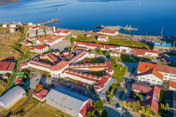 Tierra del Fuego- In the photo of January 14, 2024, During its operation, between 1902 and 1947, the prison housed prisoners of the stature of "Petiso Orejudo" and Simon Radowitzky, the Ukrainian anarchist, who managed to get around the two big problems to escape from the place: geography and climate. Some managed to endure both inclemencies for days or weeks, and mobilized unusual deployments of security forces or military, resulting in scenes worthy of being immortalized by the film industry. The most famous escape attempt of all was that of Simon Radowitzky, the Ukrainian anarchist transferred to Ushuaia after having killed the police chief Ramón Falcón, throwing a bomb at the carriage that was transporting him. The writer also reports other evasions, such as that of "the skinny one of Mataderos", whose real name is not even known (for some it was Manuel Nievas and for others Roberto García) but yes that they condemned him for repeated thefts in the decade of the 40. Perhaps the only successful escape from the Ushuaia prison was that of a group of political prisoners of radical origin, sent south after the coup d'état of José Félix Uriburu against the government of Hipólito Yrigoyen.