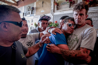 Mar de Ajó, Argentina.- In the photos taken on January 2, 2024, the remains of Tomás Tello Ferreyra, the 18-year-old young man murdered by a stab wound to the chest after being attacked by a gang in Santa Teresita, were buried in the Mar de Ajó cemetery after the funeral procession, in which hundreds of neighbors and friends of the victim participated, moved from the funeral home and stopped in front of the victim's home.