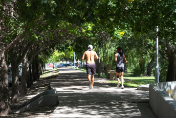 Rio Negro, Argentina.- En las fotos tomadas el 24 de enero del 2024, muestra las calles de Rio Negro en medio de la ola de calor que atraviesa la provincia. En una semana marcada por temperaturas extremas, Argentina se encuentra bajo la influencia de un fenómeno climático que ha llevado a la Patagonia a romper récords históricos de temperatura. La combinación de altas temperaturas, viento constante del norte y escasa nubosidad ha creado un ambiente de total estabilidad, llevando a la consecución de valores récords en varias localidades de la región.