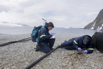 Antártida.- En la foto tomada el 11 de enero de 2024, un equipo de especialistas encabezado por el bioquímico y doctor en biotecnología Lucas Manuel Martínez Álvarez, investigador adjunto del Conicet y del Instituto Antártico Argentino (IAA), inició en las bases antárticas argentinas el primer mapeo ambiental para detectar derrames de hidrocarburos en suelos australes y biorremediarlos.