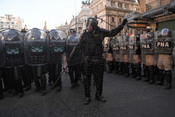 Buenos Aires, Argentina.- In the photos taken on January 31, 2024, members of the Gendarmerie and the Federal Police intervened to evict protesters from left-wing political groups and social organizations located in front of the National Congress, with the aim of free the public road that they had occupied as part of the protest against the projects promoted by the Government.