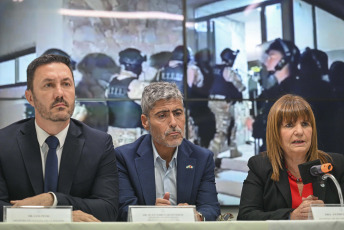 Buenos Aires, Argentina.- En las fotos tomadas el 19 de enero del 2024, la ministra de Seguridad, Patricia Bullrich (derecha), brindó una conferencia de prensa en Buenos Aires, Argentina. Bullrich, calificó como "un éxito" al operativo llevado a cabo en Córdoba en el que detuvieron y expulsaron del país a familiares del narco "Fito" Matías, responsable de la última ola de violencia en Ecuador. Además, adelantó que el presidente Javier Milei hablará con el mandatario Daniel Noboa en las próximas horas.