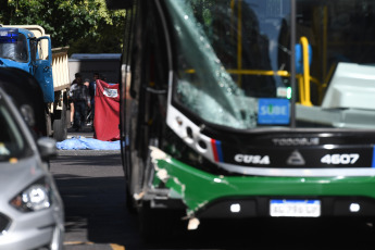 Buenos Aires.- In the photo taken on January 12, 2024, two people died this morning after a collision between a truck and a bus of the line 99 in the porteño neighborhood of Balvanera and five injured were transported to receive assistance by polyraumatismos, reported the head of the Emergency Medical Care System &#40;SAME&#41;, Alberto Crescenti.