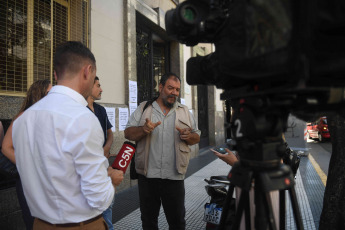 Buenos Aires, Argentina.- En las fotos tomadas el 19 de enero del 2024, el secretario de convenio colectivo de la Asociación Trabajadores del Estado (ATE), Flavio Vergara, brinda una declaración a los medios de comunicación después de que llegaran a un acuerdo con el Gobierno Nacional, con un aumento salarial del 16% para enero en la víspera del paro general organizado por la Confederación General del Trabajo (CGT) y en medio de un clima de tensión por el descuento en la remuneración para aquellos trabajadores que marchen el próximo 24 de enero.