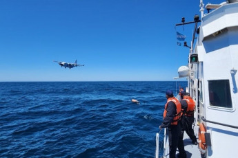 Buenos Aires, Argentina.- En las fotos tomadas el 23 de enero del 2024, muestra el kayak hallado por un avión de la Prefectura Naval Argentina (PNA) a 19 millas náuticas de la costa, el cual fue alquilado por Federico Saihueque Cuevas, un joven de 25 años que desapareció el domingo pasado en el mar en Claromecó, una localidad balnearia y principal polo turístico del partido de Tres Arroyos, ubicado en la zona costera del interior de la provincia de Buenos Aires, Argentina.