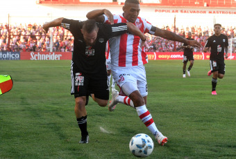 Córdoba, Argentina.- In the photos taken on January 25, 2024, during the match between Deportivo Riestra and Instituto on the first date of zone A of the Professional League Cup at the Monumental stadium in Alta Córdoba. "Gloria" and "Malevo" tied 0-0. The local team was closer despite playing with 10 from the 39th minute of the first half due to the expulsion of Gregorio Rodríguez.