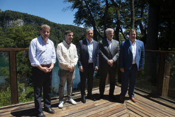 Villa la Angostura.- En la foto tomada el 11 de enero de 2024, los gobernadores de las provincias patagónicas dieron hoy una fuerte muestra de unidad en temas de la agenda regional de cara a la relación con el Gobierno nacional durante una cumbre realizada en la ciudad neuquina de Villa la Angostura, en la que manifestaron su intención de tallar en las decisiones que se tomen sobre los hidrocarburos, incrementar los retornos por coparticipación y profundizar durante los próximos cuatro años el trabajo coordinado.