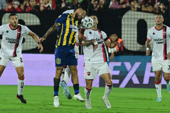 Rosario, Argentina.- En la foto tomada el 25 de febrero de 2024, Rosario Central se hizo fuerte en el Estadio Marcelo Bielsa y logró derrotar 1-0 a Newell's con gol de Ignacio Malcorra para quedarse con el Clásico de Rosario en el marco de la séptima fecha de la Copa de la Liga Profesional 2024.