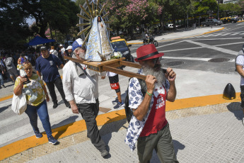 Buenos Aires, Argentina.- En las fotos tomadas el 5 de febrero del 2024, organizaciones sociales nucleadas en la Unión de Trabajadores y Trabajadoras de la Economía Popular (UTEP) realizaron una protesta denominada la "fila del hambre" para pedir asistencia alimentaria para los comedores comunitarios, en tanto el Gobierno pidió hacer el reclamo por los "canales oficiales".