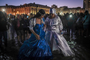 Mar del Plata, Argentina.- En las fotos tomadas el 4 de febrero del 2024, una multitud participa de la fiesta religiosa cultural y turística en la costa marplatense para homenajear a la mae Iemanjá y celebrar los 40 años de su realización en esta ciudad, además de los 25 consecutivos en la Playa Popular II. Como cada primer domingo de febrero y con una asistencia que se calcula en más de 15 mil personas, Mar del Plata fue escenario de la celebración que honra a la orixá africanista y rinde honor a la cultura y la Diversidad.