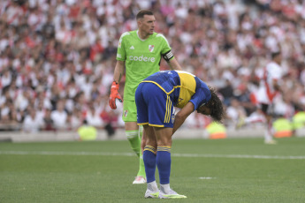 Buenos Aires, Argentina.- En la foto tomada el 25 de febrero de 2024, River y Boca empataron 1 a 1 en el estadio Más Monumental este domingo por la fecha 7 de la Copa de la Liga. Los goles llegaron en el segundo tiempo, en los pies de Solari y Medina. Final caliente en Núñez. Con este resultado, el equipo de Demichelis quedó puntero en la Zona A con 13 puntos, igualando la línea de Independiente. Los de Diego Martínez llegaron a las 10 unidades y se ubican séptimos en la Zona B.