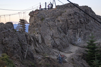 Bariloche, Argentina.- En las fotos tomadas el 19 de febrero del 2024, con una creciente red de senderos cada vez mejor construidos y con mayor mantenimiento, el ciclismo de montaña en Bariloche se ha consolidado como una actividad apuntada al ciclista de cierto nivel técnico, aunque sus promotores trabajan en la construcción de pistas más accesibles para acercar el "mountain bike" a las familias y turistas en general.