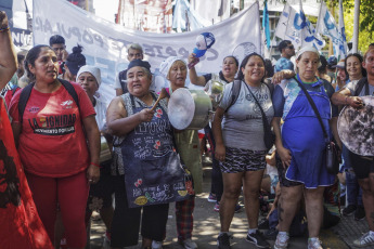 Buenos Aires, Argentina.- En las fotos tomadas el 1 de febrero del 2024, la Unión de Trabajadores y Trabajadoras de la Economía Popular (UTEP) realizan una nueva jornada nacional de "ollas vacías" bajo la consigna "La única necesidad y urgencia es el hambre". La Cámara de Diputados continúa la sesión especial en la que buscará aprobar el proyecto de ley "Bases y Puntos de Partida para la Libertad de los Argentinos", impulsado por el Gobierno nacional.