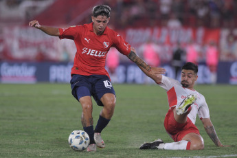 Buenos Aires, Argentina.- En las fotos tomadas el 8 de febrero del 2024, durante el partido entre Huracán e Independiente en el estadio Tomás Adolfo Ducó, por la cuarta jornada de la Copa de la Liga Profesional. Independiente igualó 0-0 con Huracán. Independiente perdió dos puntos y es tercero en la Zona A. Mientras que Huracán volvió a sumar luego de dos derrotas.