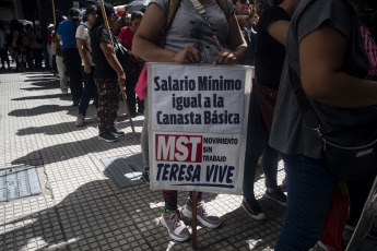 Buenos Aires, Argentina.- En las fotos tomadas el 15 de febrero del 2024, organizaciones sociales se concentraron frente a la sede de la Secretaría de Trabajo de la Nación, en reclamo de "un salario mínimo igual a la canasta básica" y la asistencia alimentaria para comedores y merenderos de todo el país, mientras se llevaba a cabo la reunión del Consejo del Salario Mínimo.