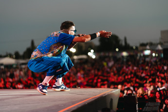 Neuquén, Argentina.- En las fotos tomadas el 12 de febrero del 2024, cerca de 300 mil espectadores asisten a la undécima edición de la Fiesta Nacional de la Confluencia, en Neuquén, con artistas como el rapero Dillom y la banda de cumbia La Delio Valdez (foto).